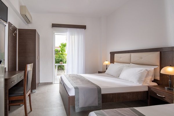 Ξενοδοχείο Jolanda's House -Τρίκλινα Στούντιο στην Τορώνη